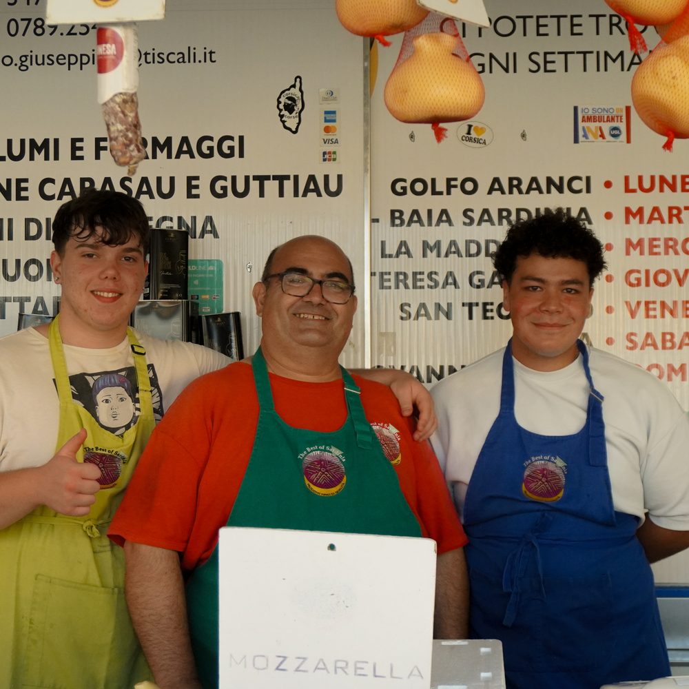 Il team di The Best of Sardinia al banco del mercato